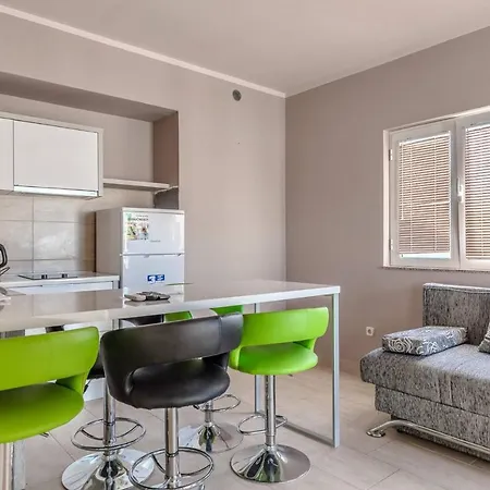 Apartman Paradiso, No 5 *