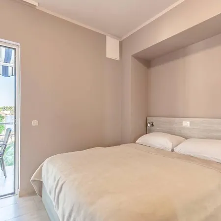 Paradiso, No 5 Apartman Vir