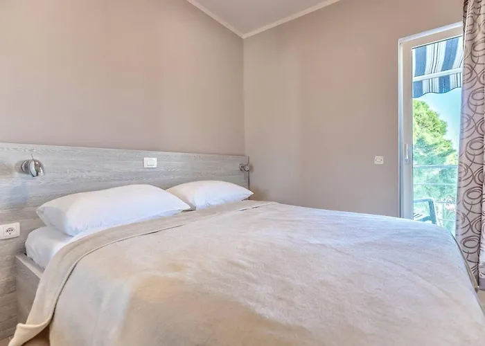 Apartman Paradiso, No 5 *